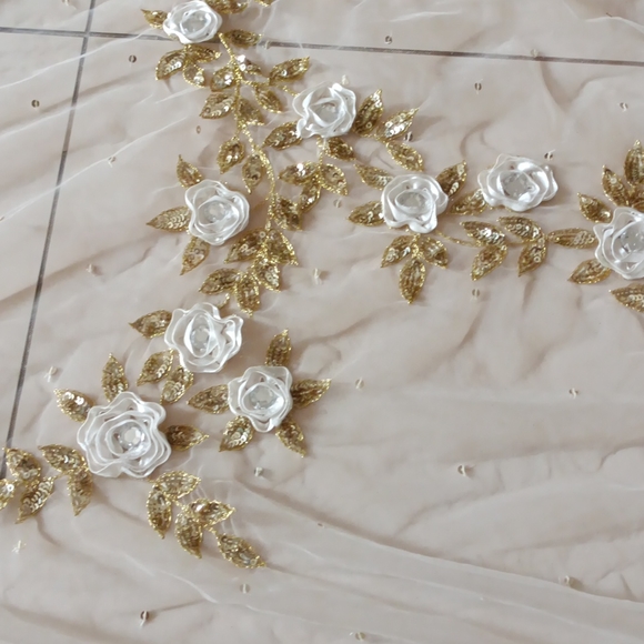 Stunning dupatta with satin roses and sequins - Picture 3 of 6